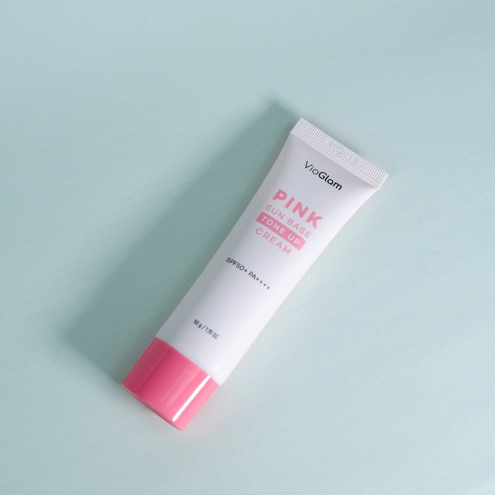 VioGlam Pink Sun Base Tone Up Cream SPF50 PA+, cildi güneşin zararlı ışınlarından koruyan ve aydınlatıcı bakım sağlayan ürün.