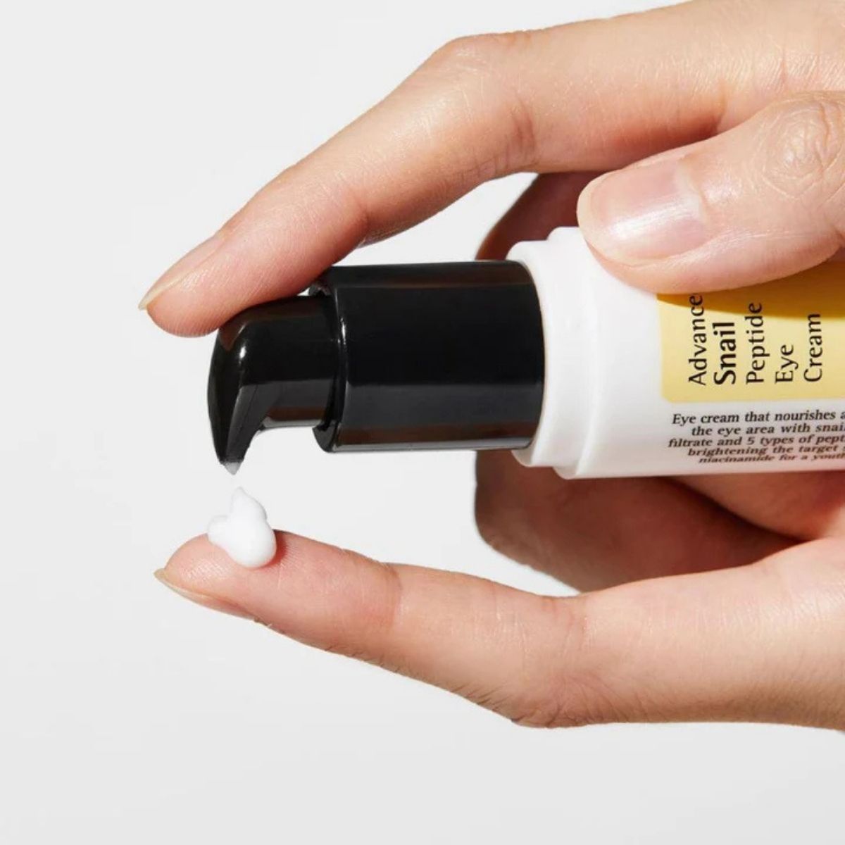 %73,6 salyangoz filtratı, peptit ve niacinamide ile ince çizgi, koyu halka ve matlık görünümüne karşı hafif göz kremi.