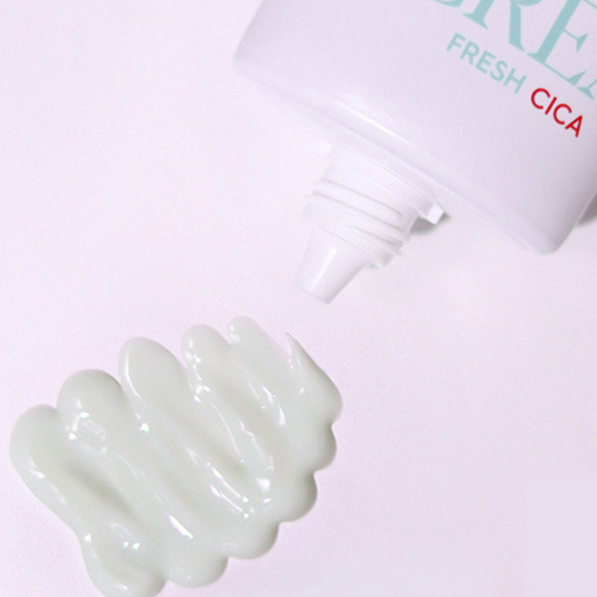 Cica ve Yeşil Çay ile cildi rahatlatan, SPF50+ PA++++ korumalı, beyaz iz bırakmayan ferah jel-krem güneş kremi.