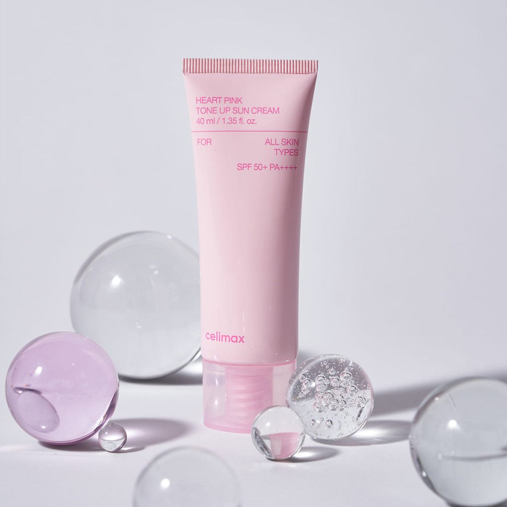 Heartleaf özü ve 8 hiyalüronik asit türevi içeren, kızarıklık görünümüne karşı pembe tonlu SPF50+ PA++++ güneş kremi.
