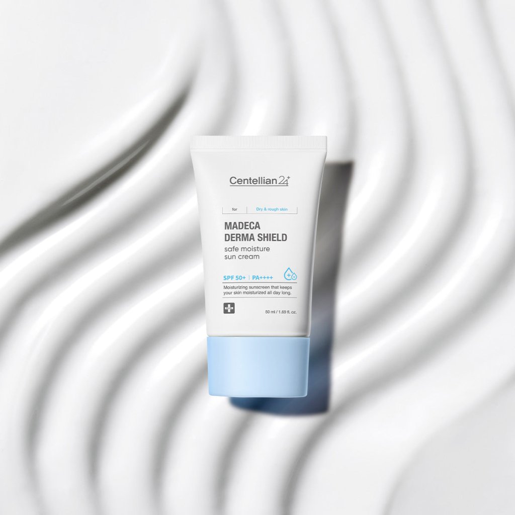 Pantenol, hiyalüronik asit ve seramid içeren nem yoğun formülüyle gün boyu nemli his veren vegan SPF50 güneş kremi.