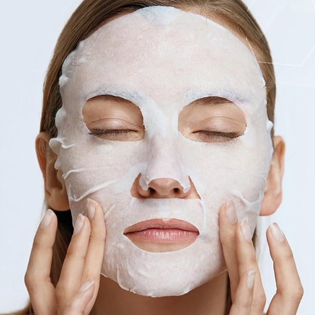 Niasinamid ve kremsi emolyent esansıyla ince çizgilere odaklanan tek kullanımlık anti-aging yaprak maske.