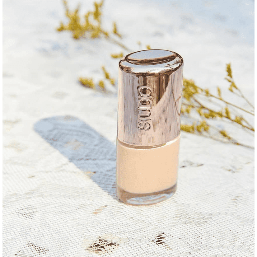 Doğal ikinci cilt etkisini SPF35 günlük korumayla birleştiren, fotoğrafta dengeli görünümlü orta ton fondöten.